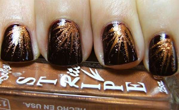 Nail art marrone con foglie oro