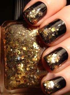 Nail art nera con glitter oro