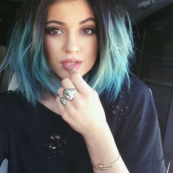 Kylie Jenner capelli color petrolio