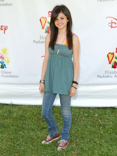 Look: tutti vestiti di Selena Gomez, guarda le foto e vota l'outfit più bello