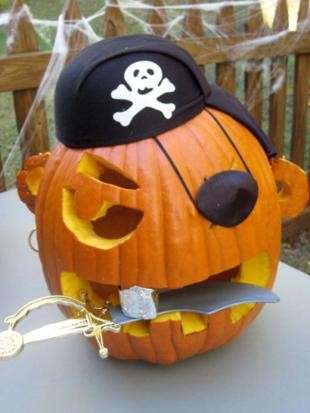 Una zucca di Halloween come pirata