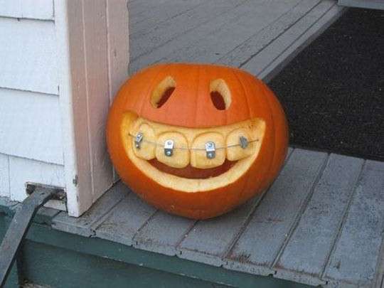 Zucca di Halloween con apparecchio ai denti