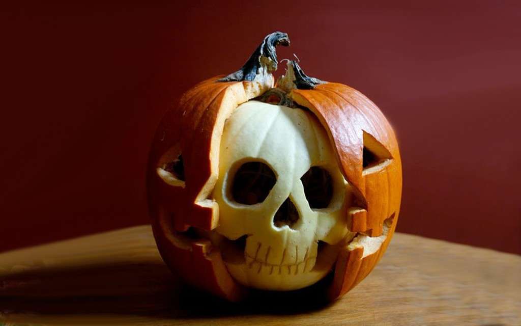 Zucca di Halloween con scheletro