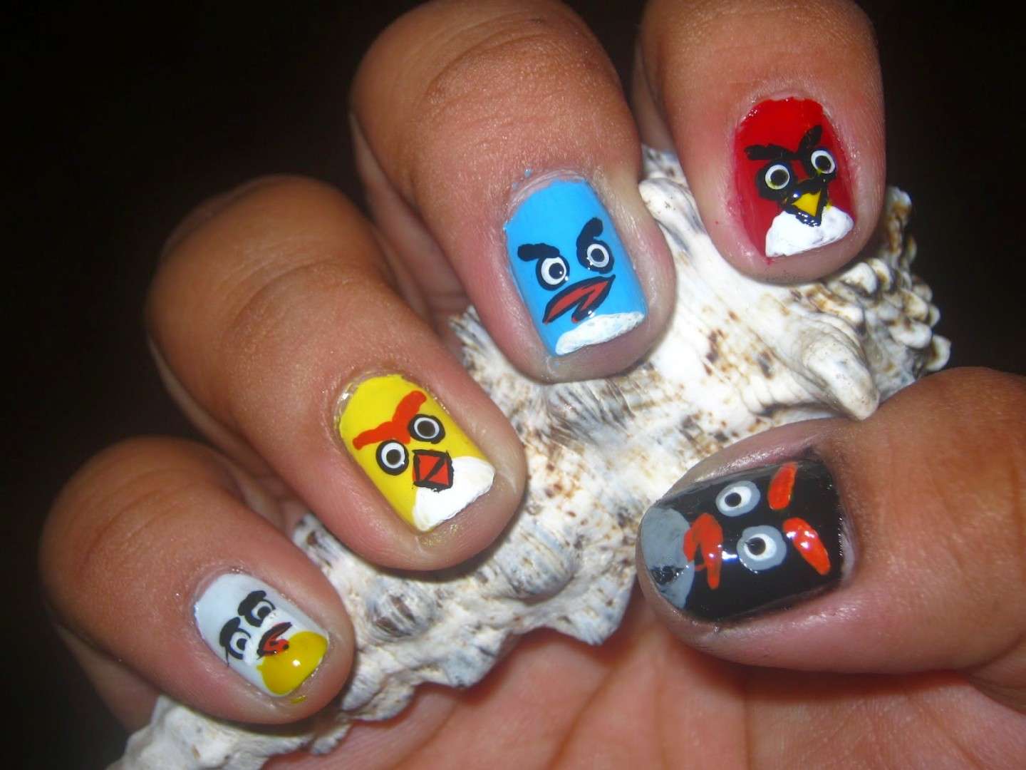 Cinque colori diversi per la nail art di Angry Birds