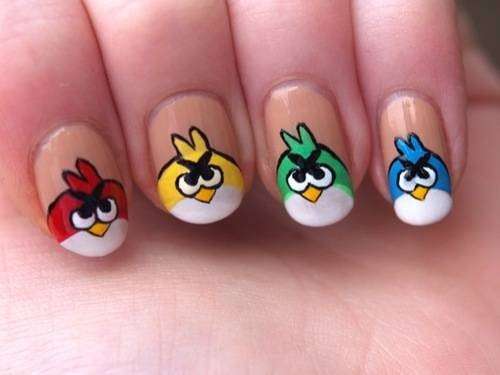 I quattro Angry Birds sulle unghie