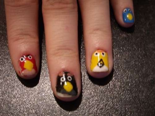 La nail art di Angry Birds su unghie corte