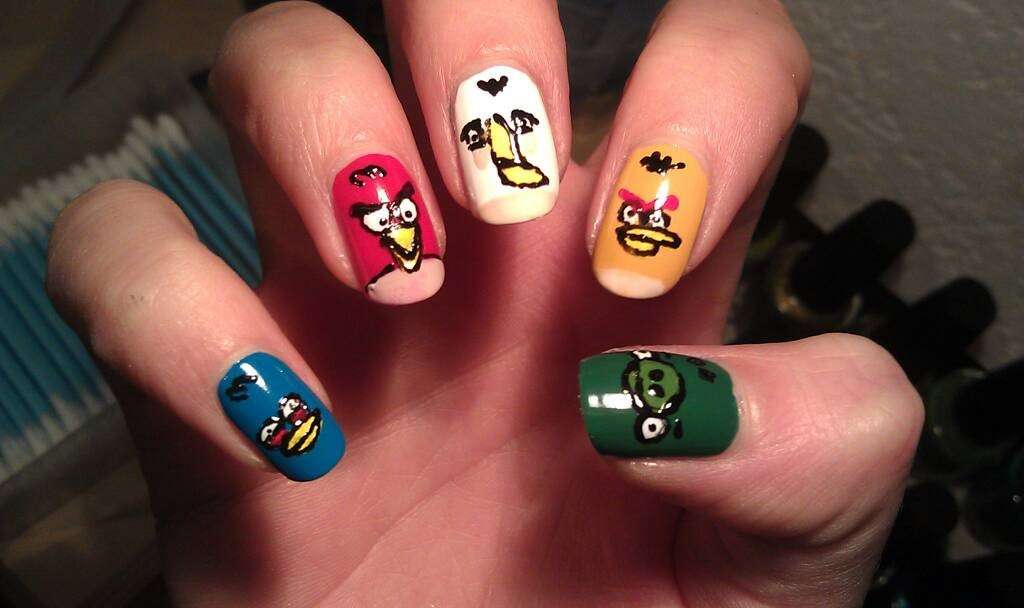 Nail art colorata di Angry Birds
