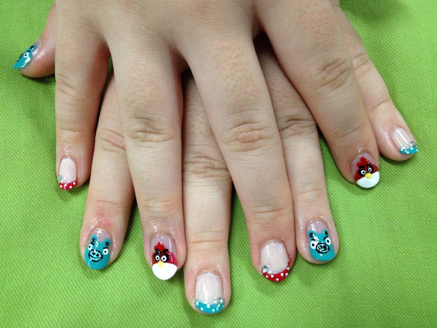 Nail art di Angry Birds con strass