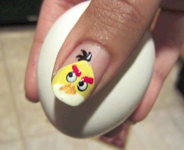 Nail art gialla di Angry Birds