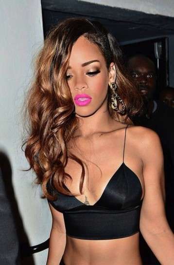 Rihanna con labbra fucsia