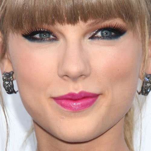 Taylor Swift con labbra fucsia