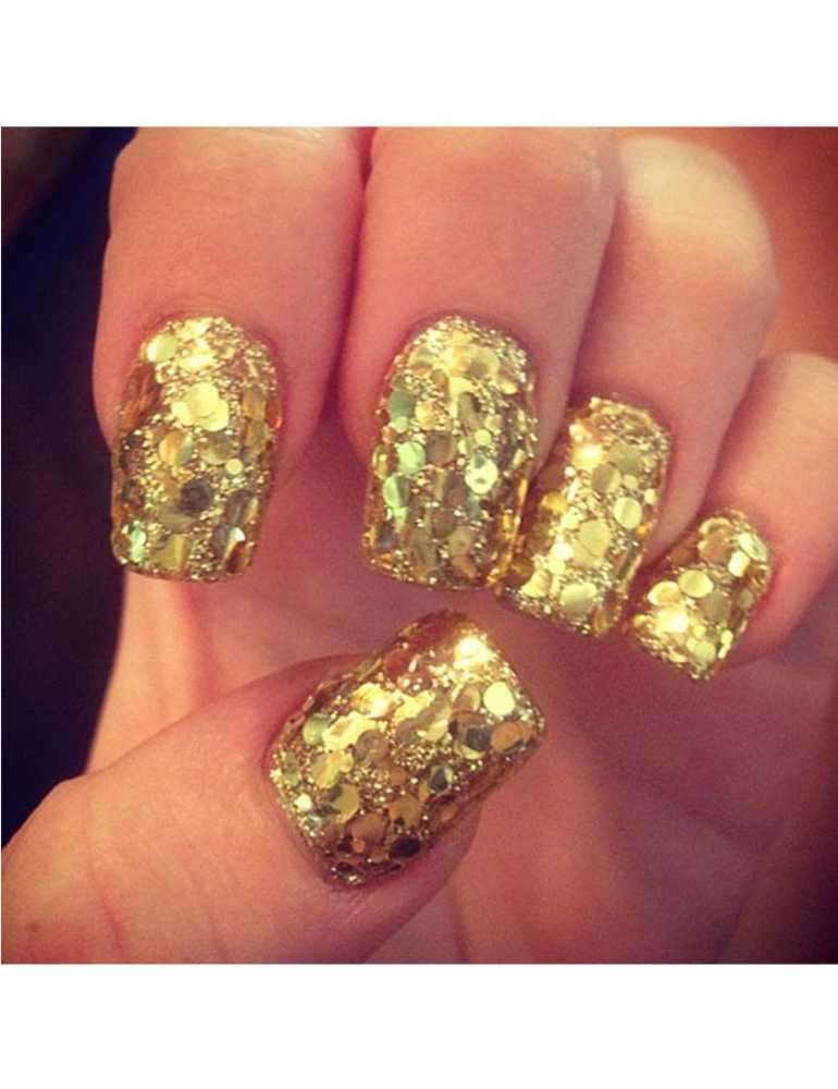 Nail art oro di Miley Cyrus