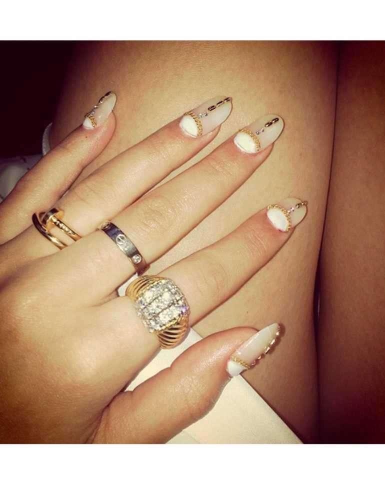 Reverse french manicure di Rita Ora