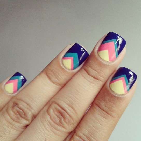 Nail art multicolor per unghie corte