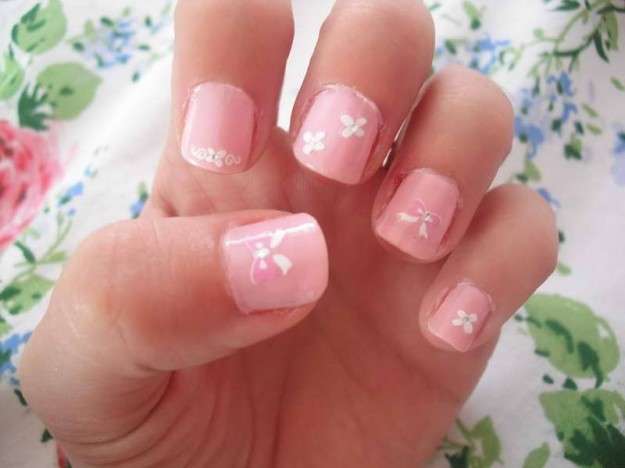 Nail art rosa con fiocchi