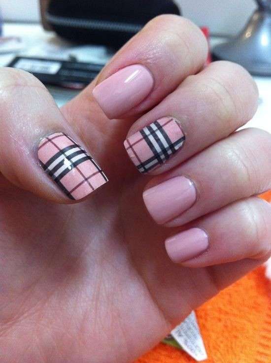 Nail art rosa per unghie corte