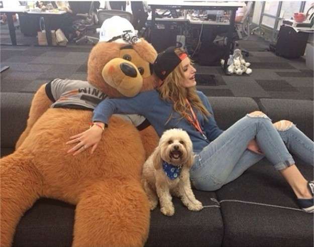 Bella Thorne con il suo cane