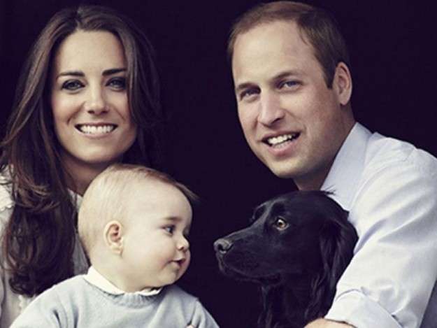 La famiglia reale con il cane 