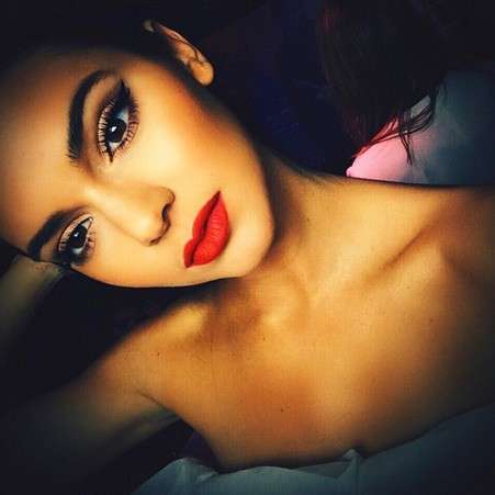 Kendall Jenner truccata su Instagram