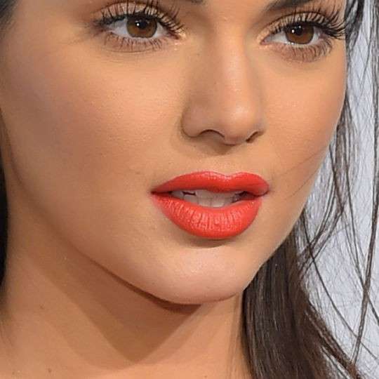Kendall Jenner con rossetto arancio