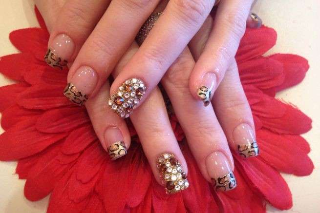 French manicure animalier con strass