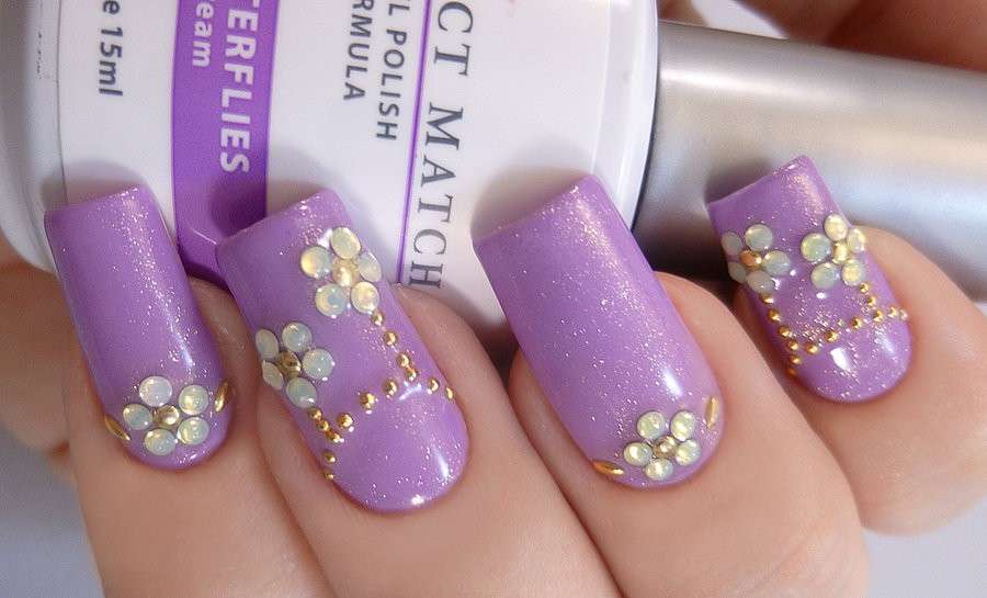 Nail art lilla con fiori gioiello