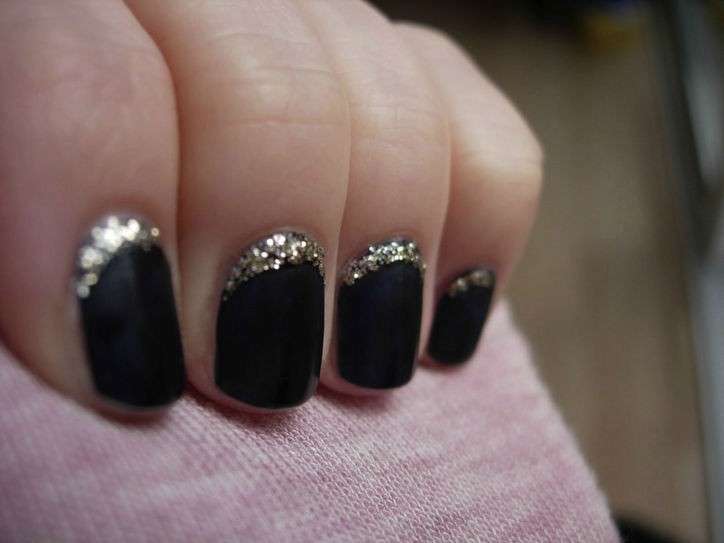 Nail art nera con glitter