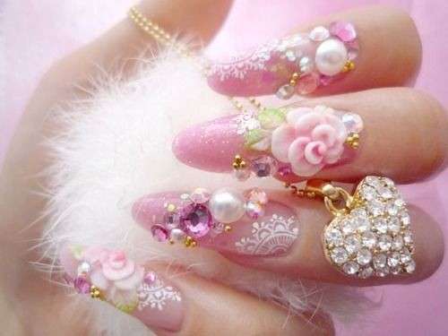 Nail art rosa con decorazioni preziose