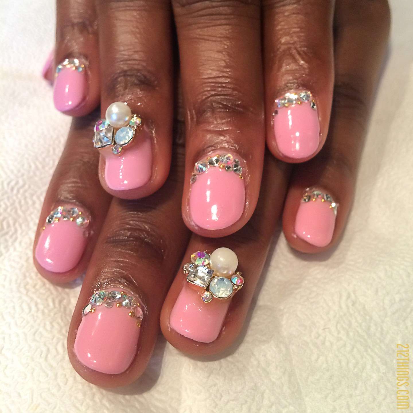 Nail art rosa con pietre e perle