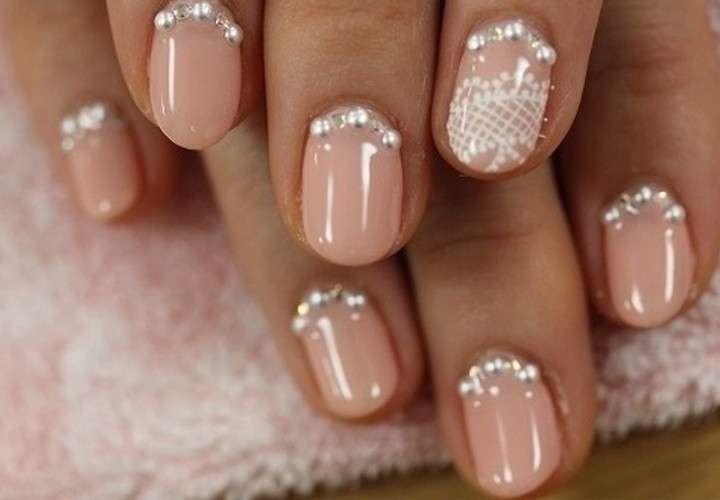 Nail art rosa con pietre