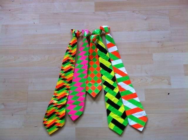 Cravatta decorata con nastro adesivo