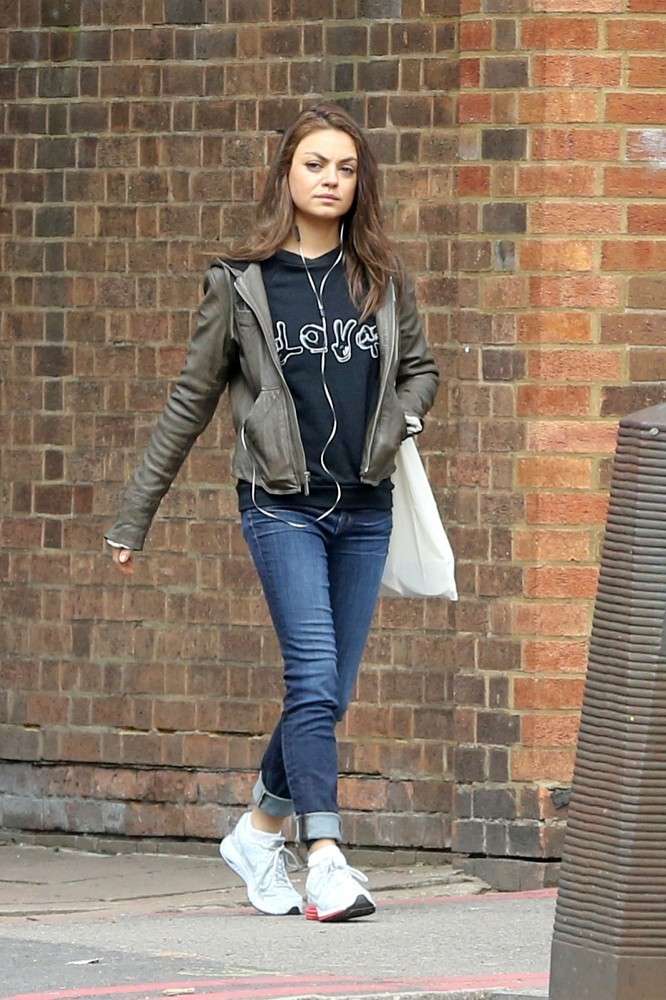 Mila Kunis indossa i jeans con risvolto e le sneakers