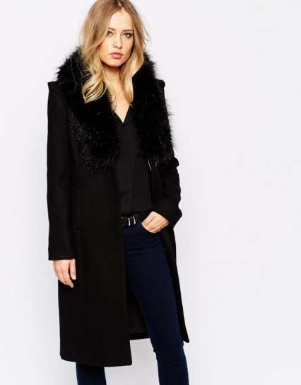 Outfit con cappotto-pelliccia 
