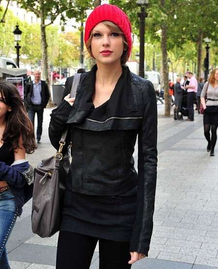 Taylor Swift indossa il beanie rosso