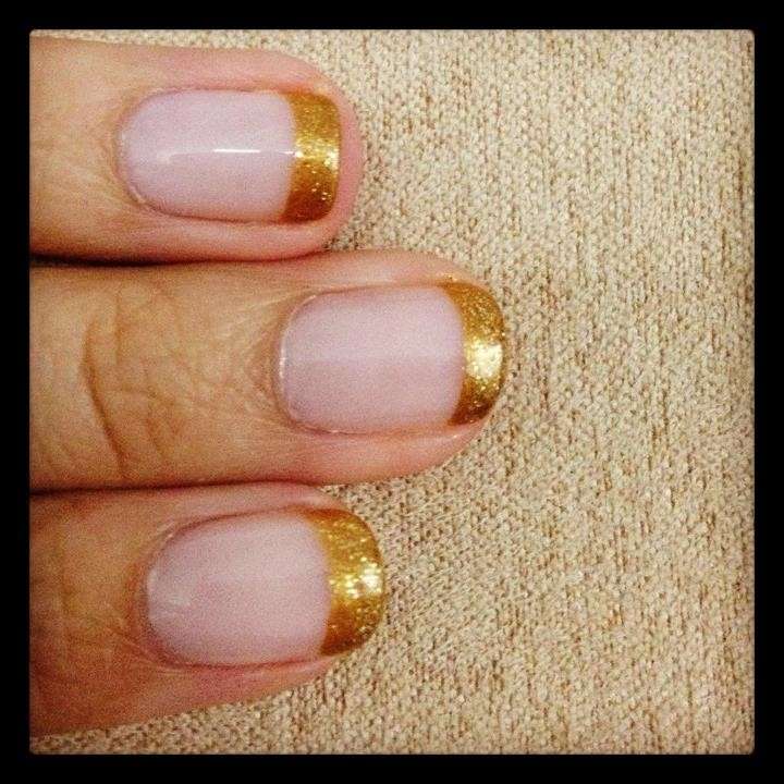Dettagli della gold french manicure