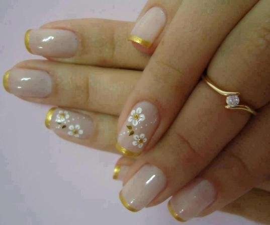 Gold french manicure con dettagli floreali