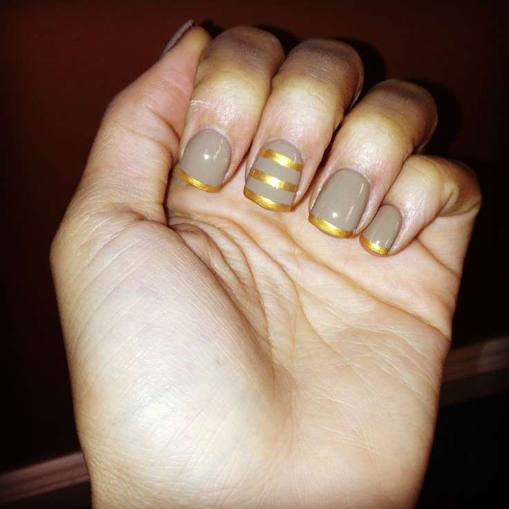 Gold french manicure con smalto grigio