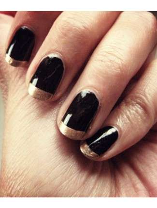 Gold french manicure con smalto nero