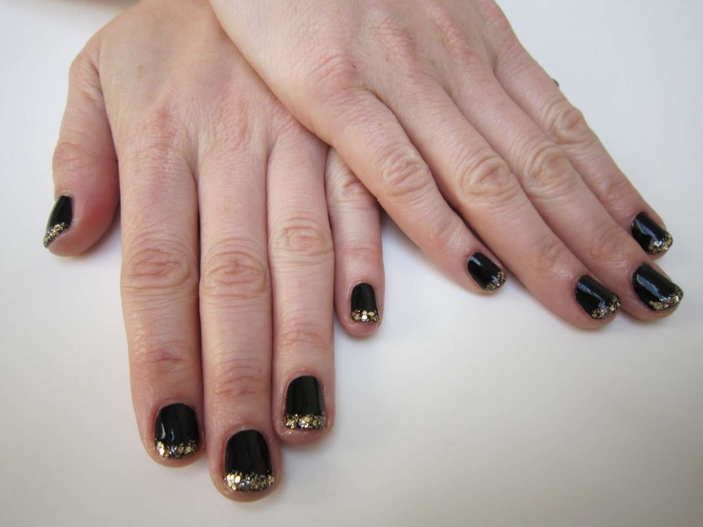 Gold french manicure glitterata con smalto nero