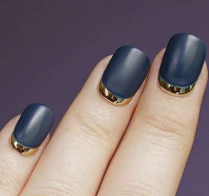 Reverse french manicure oro e blu