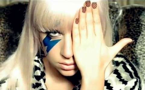 Lady Gaga con la nail art a quadri
