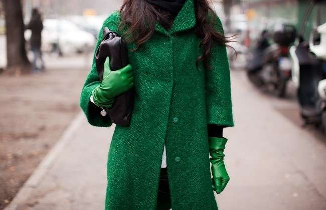 Cappotto e guanti verdi