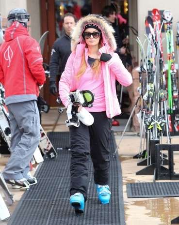 Cosa indossa Paris Hilton sulla neve