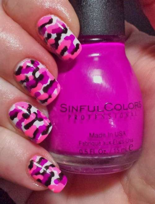 Nail art camouflage bianca e rosa