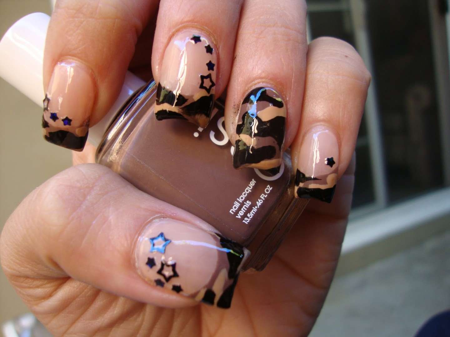 Nail art camouflage con stelle
