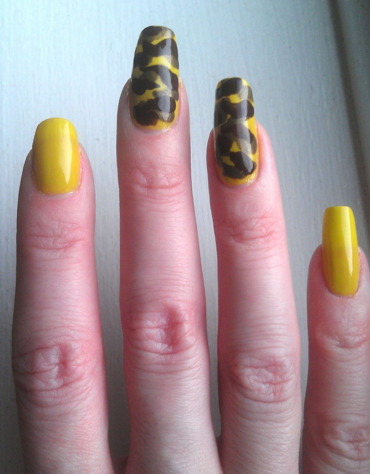 Nail art camouflage gialla