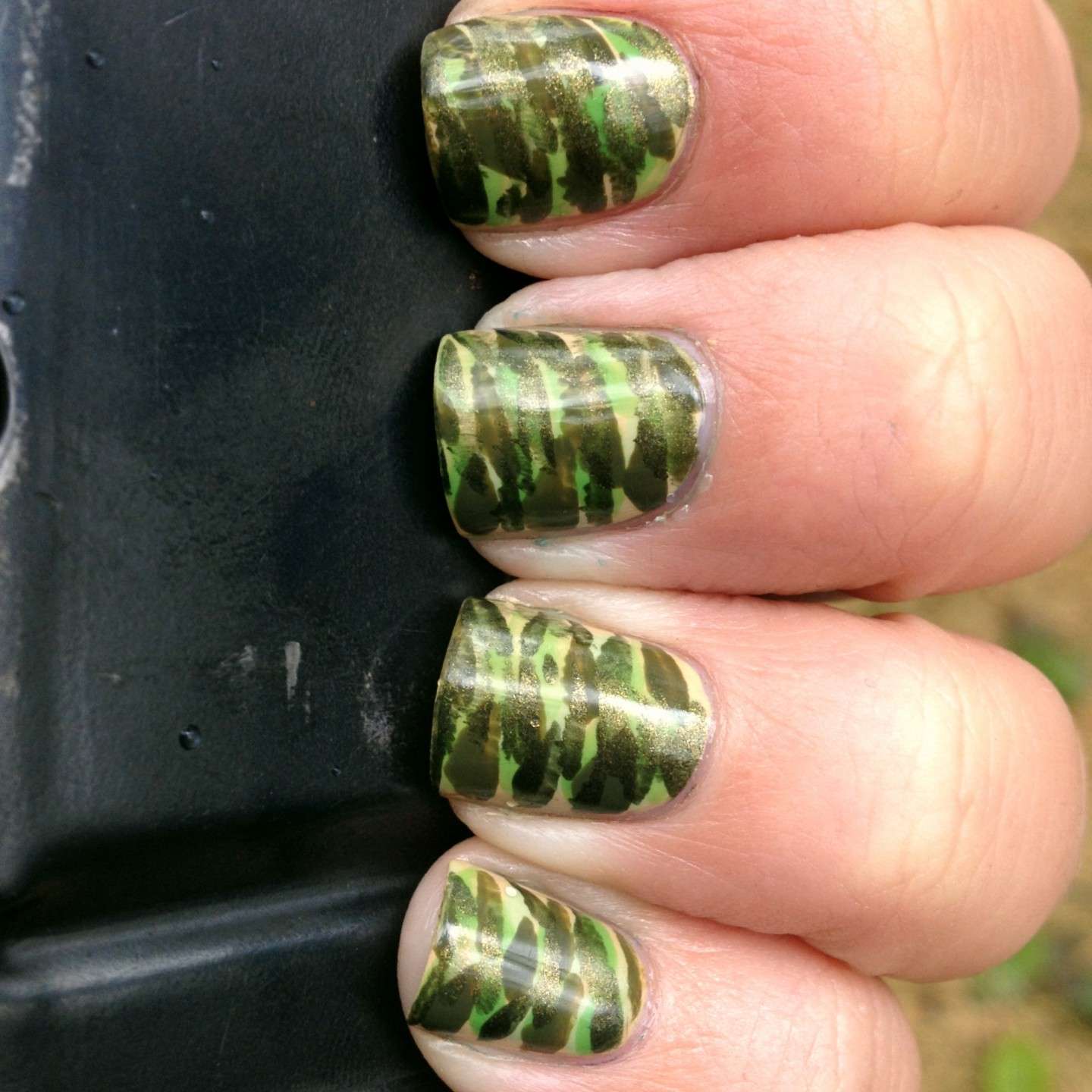 Originale nail art camouflage