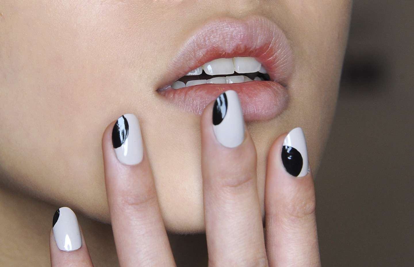 Nail art bianca con decorazioni nere