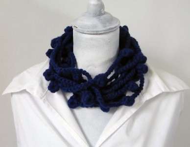 Collana blu di lana