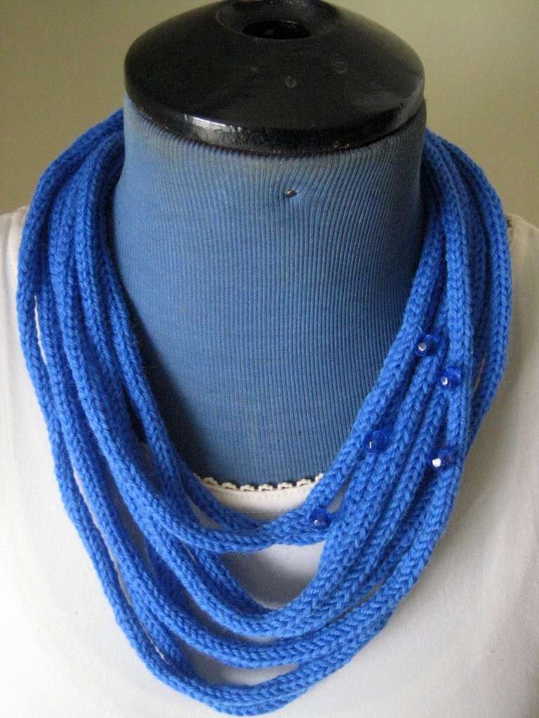 Collana di lana blu con perline